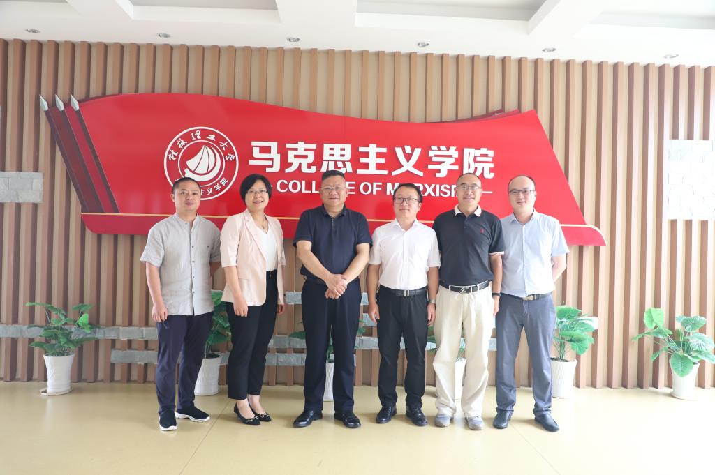学校党委书记邓军到beat365官网调研